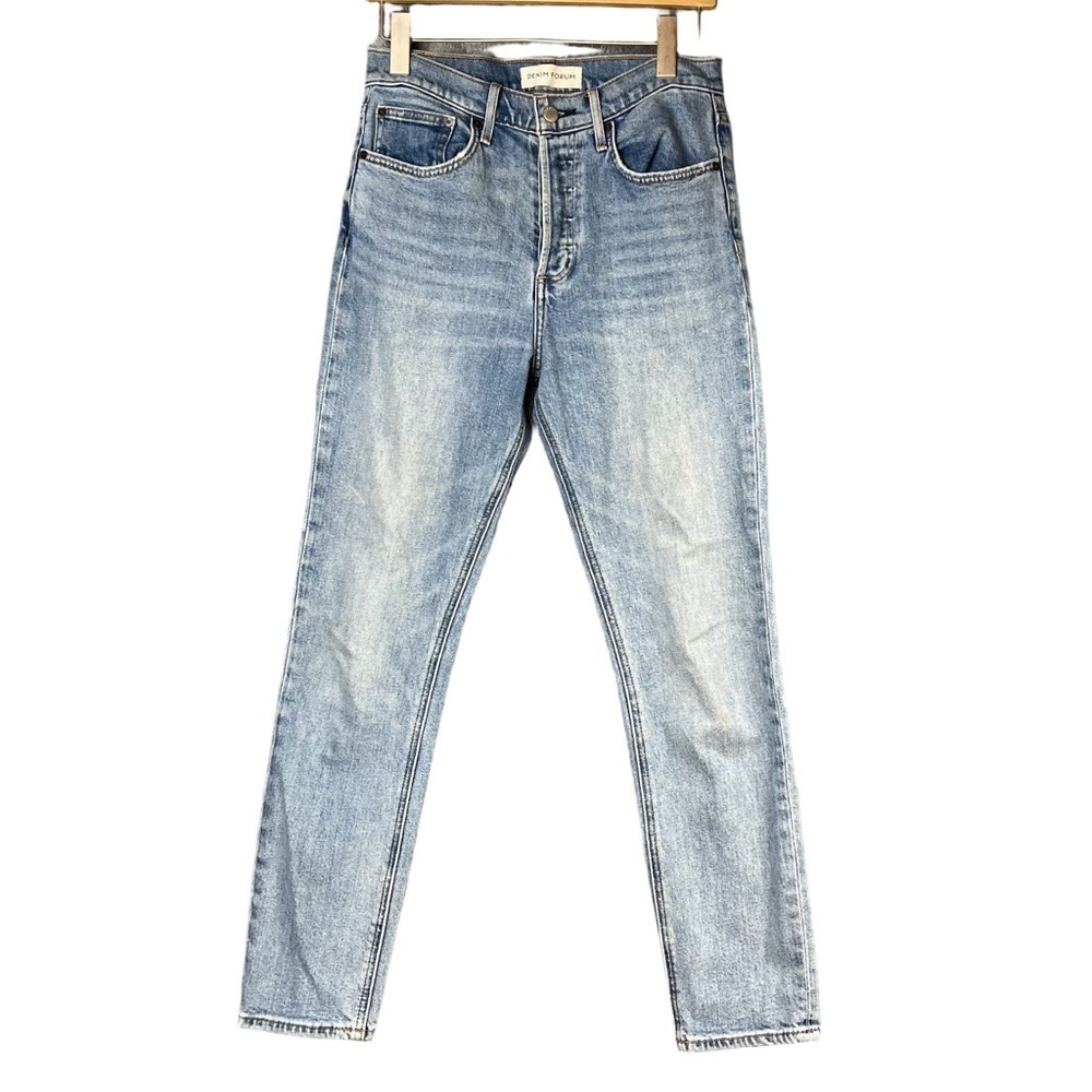 Levi’s High Waisted Mom Jean 32 W 27 L Size 16 Light wash Distressed Knee Denim